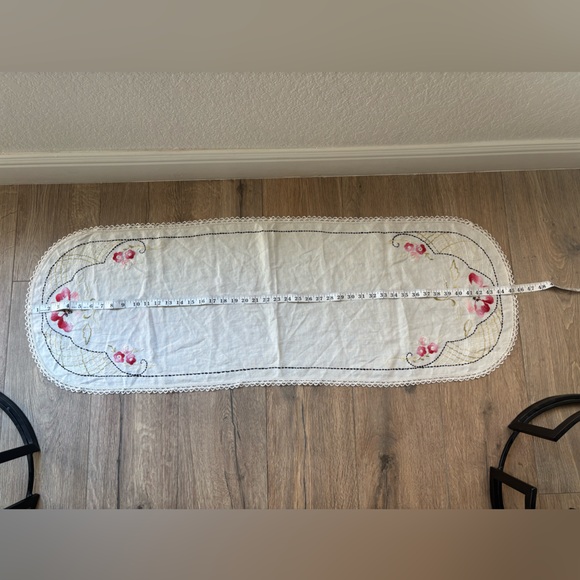 Linen Embroidered Floral Farmhouse Table Runner Oval Pink Handmade - Picture 9 of 12